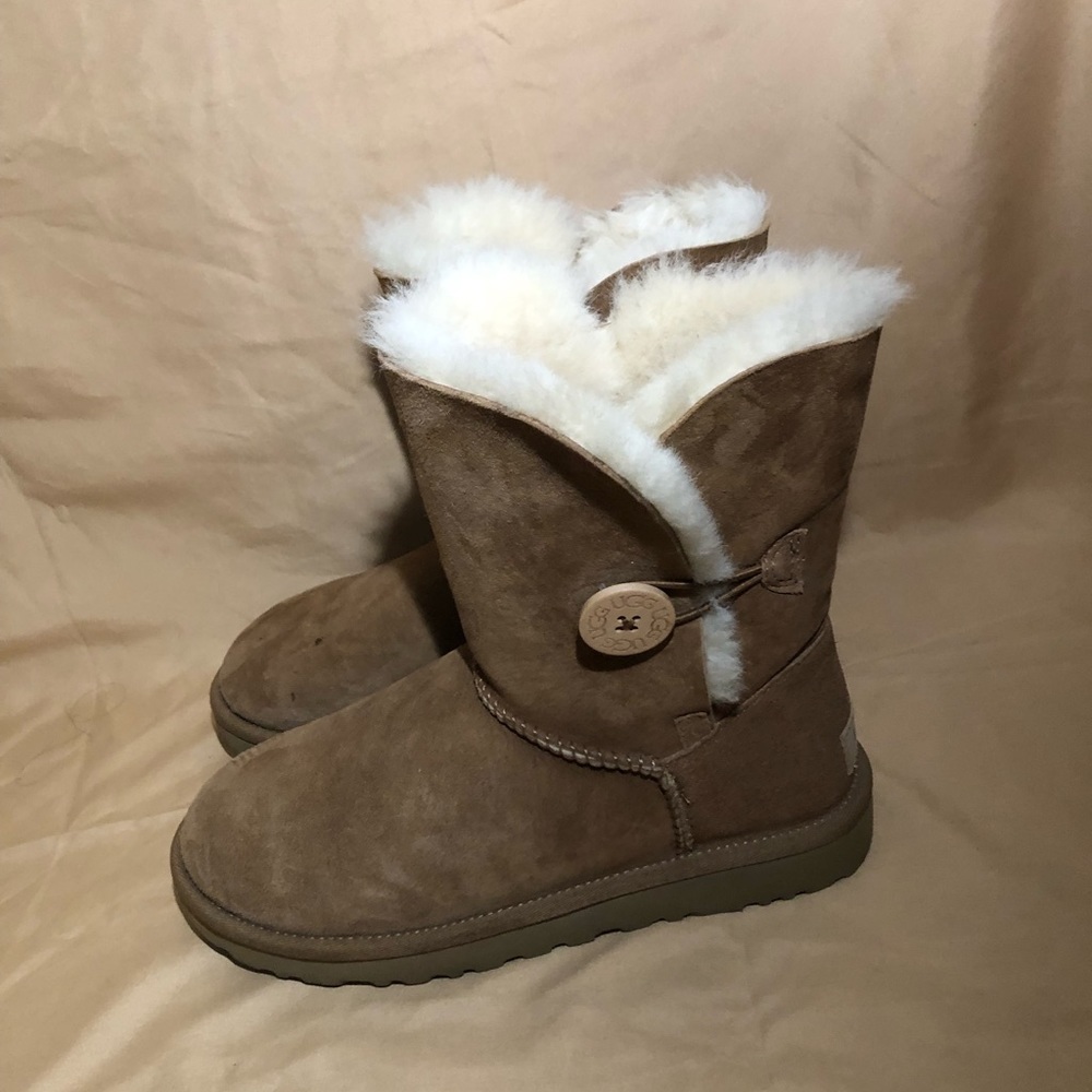 UGG Bailey Button II In Chestnut - Picture 3 of 10